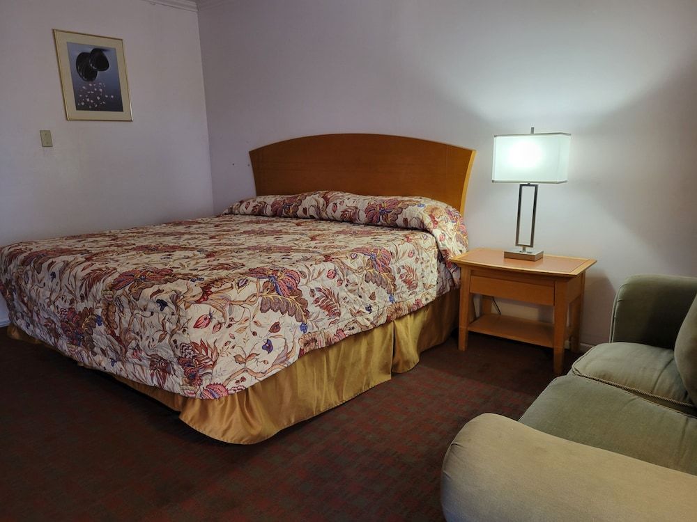 Emerald Inn & Lounge Room, 1 King Bed 4