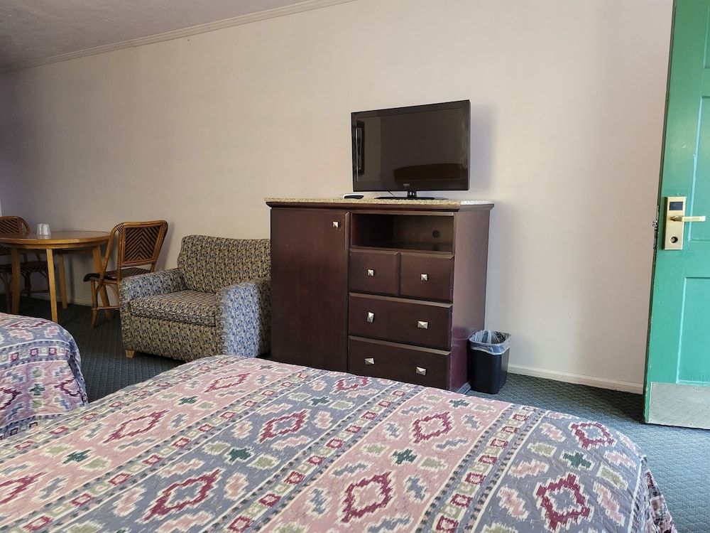 Emerald Inn & Lounge Room, 2 Double Beds 16