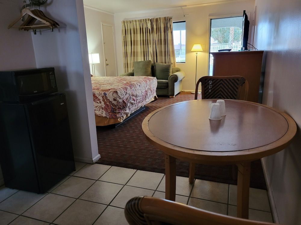 Emerald Inn & Lounge Room, 1 King Bed 5