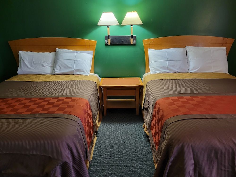 Emerald Inn & Lounge Room, 2 Double Beds 7