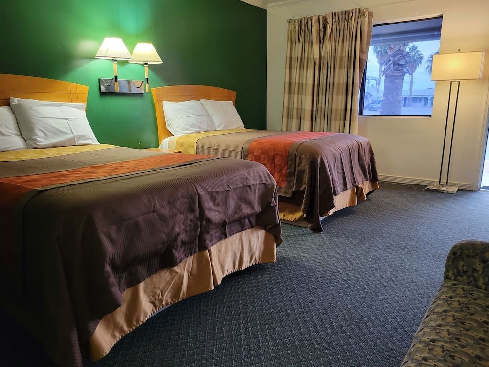 Emerald Inn & Lounge Room, 2 Double Beds 6