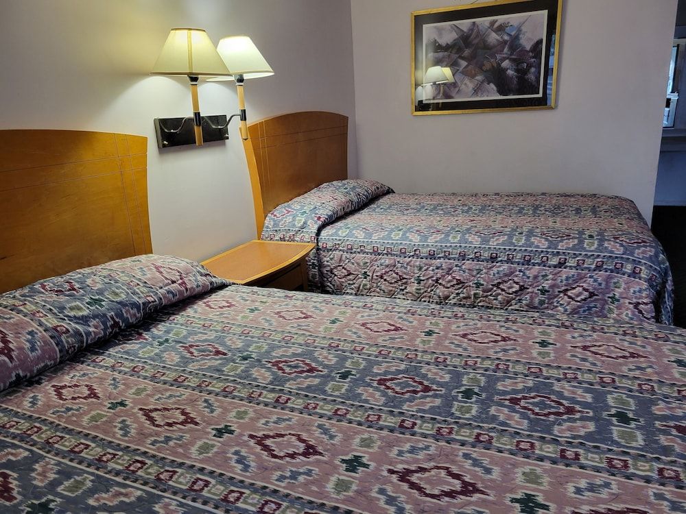 Emerald Inn & Lounge Room, 2 Double Beds 4