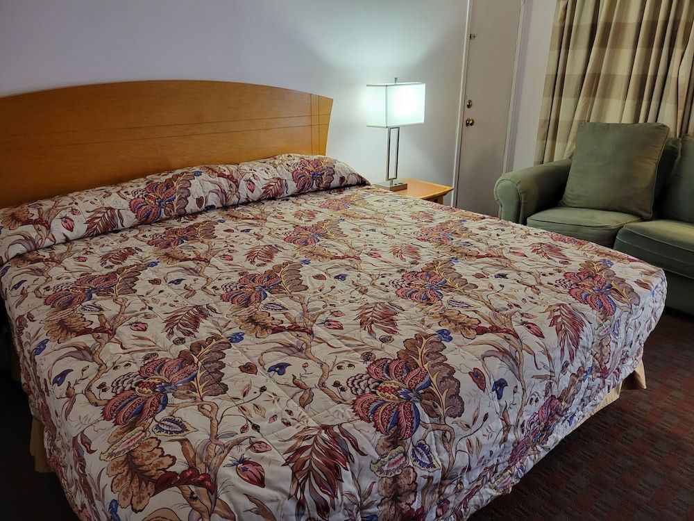 Emerald Inn & Lounge Room, 1 King Bed 6