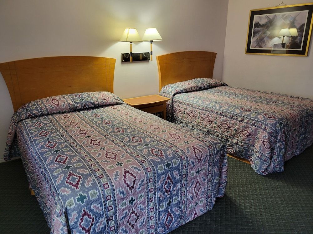 Emerald Inn & Lounge Room, 2 Double Beds 3