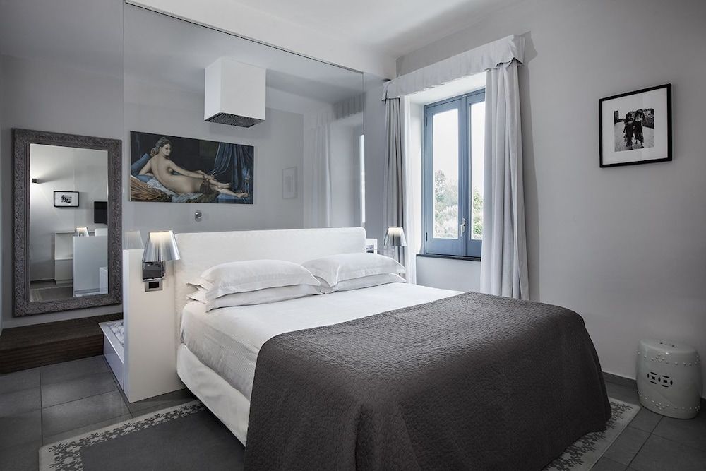 Suite, 1 King Bed, Bathtub