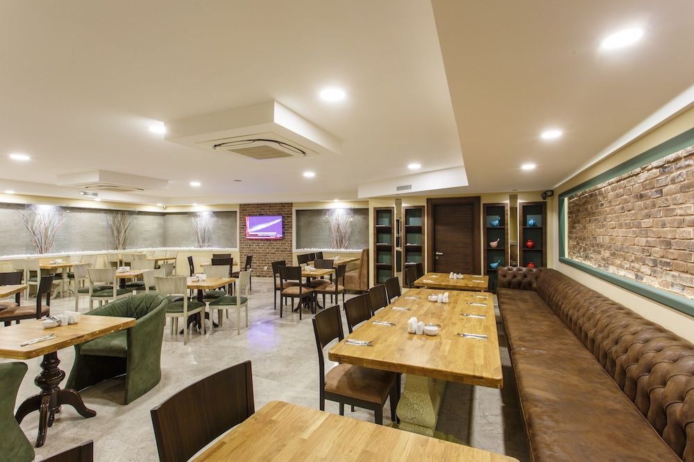 undefined Hotel Antroyal 6