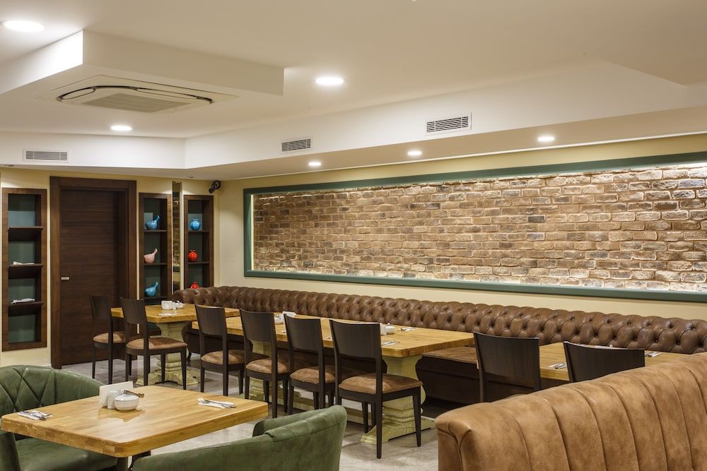 undefined Hotel Antroyal 7