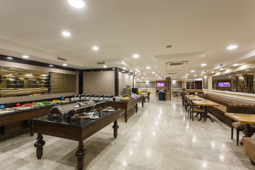 undefined Hotel Antroyal 4