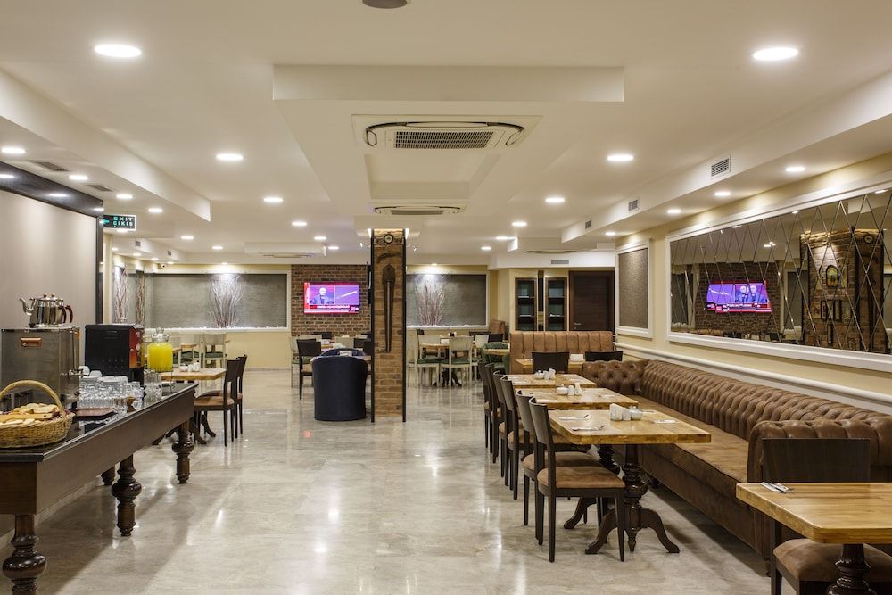 undefined Hotel Antroyal 5