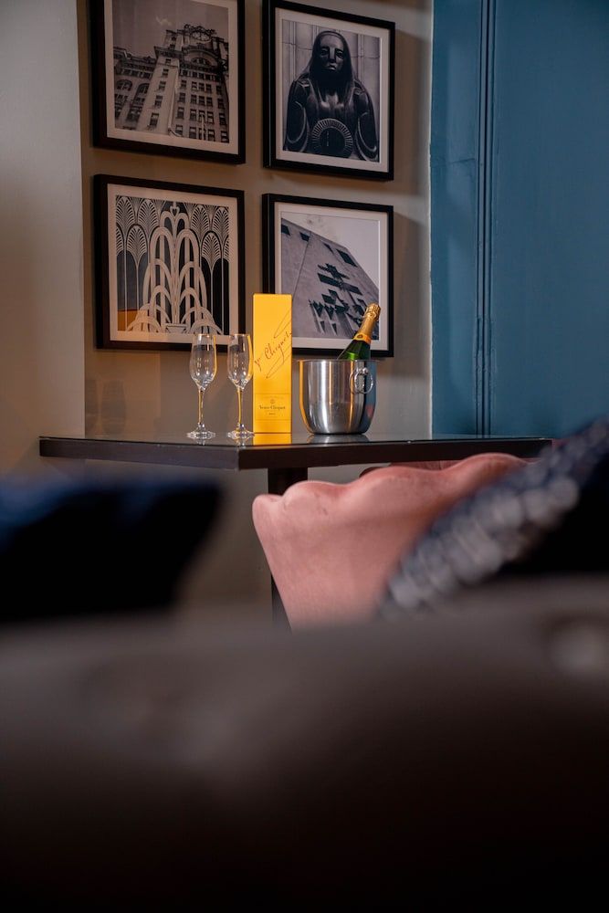 62 Castle Street Executive Suite, 1 King Bed 11