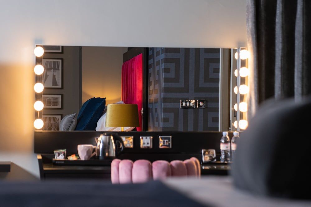 62 Castle Street Executive Suite, 1 King Bed 6