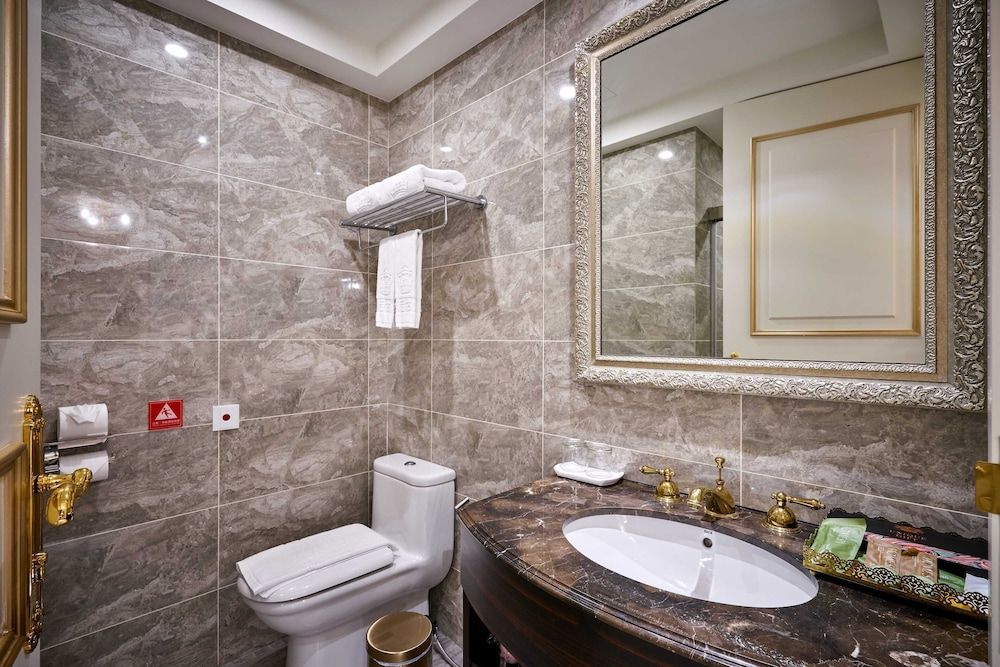 Sun Moon Lake Queen Castle Hotel Premium Double Room, 1 King Bed, Non Smoking, Mountain View 5