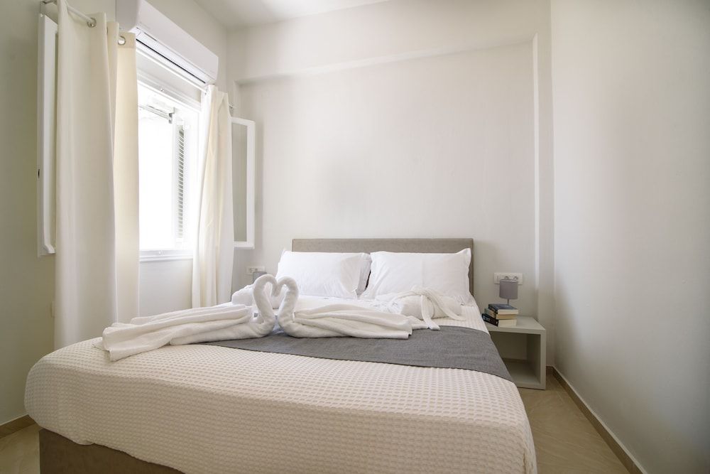 De_naxia Suites Superior Apartment, Hot Tub 5