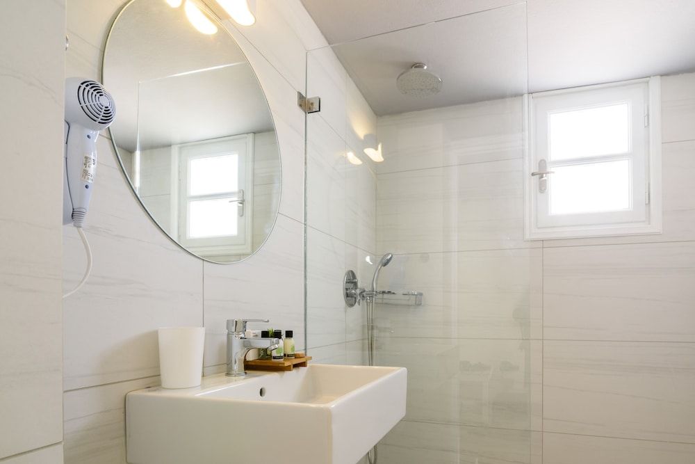 De_naxia Suites Superior Apartment, Hot Tub 10