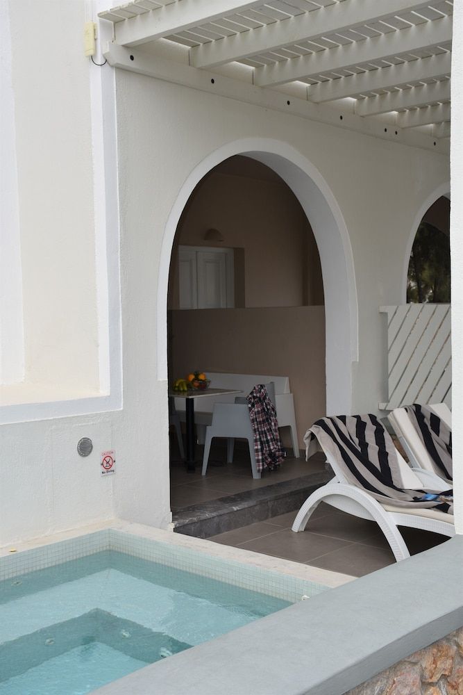 De_naxia Suites Superior Apartment, Hot Tub 8