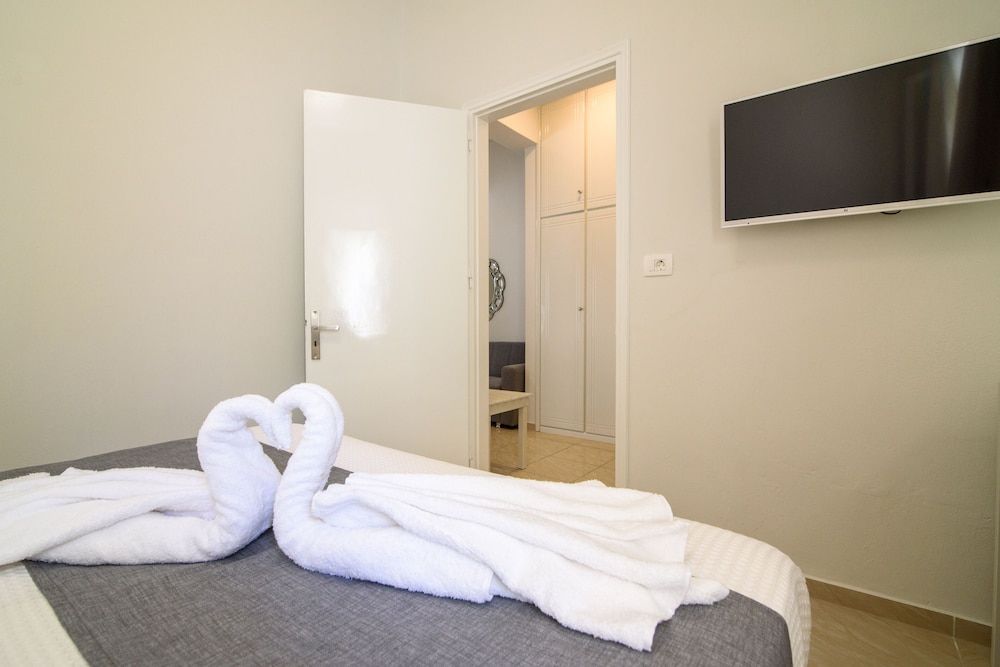 De_naxia Suites Superior Apartment, Hot Tub 6