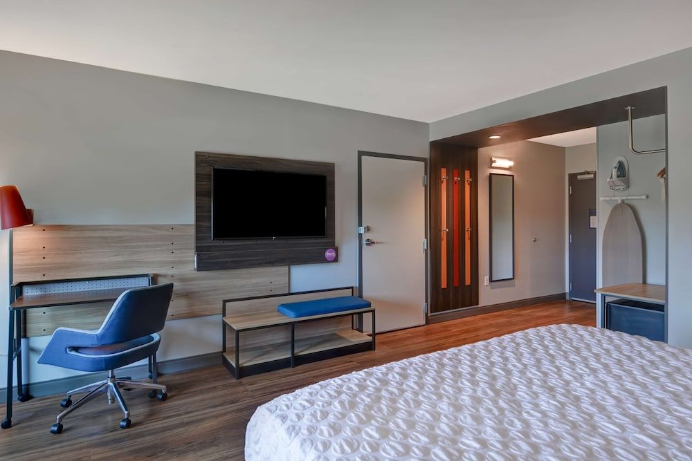 Room, 1 King Bed, Accessible (Mobility & Hearing, Roll-In Shower)