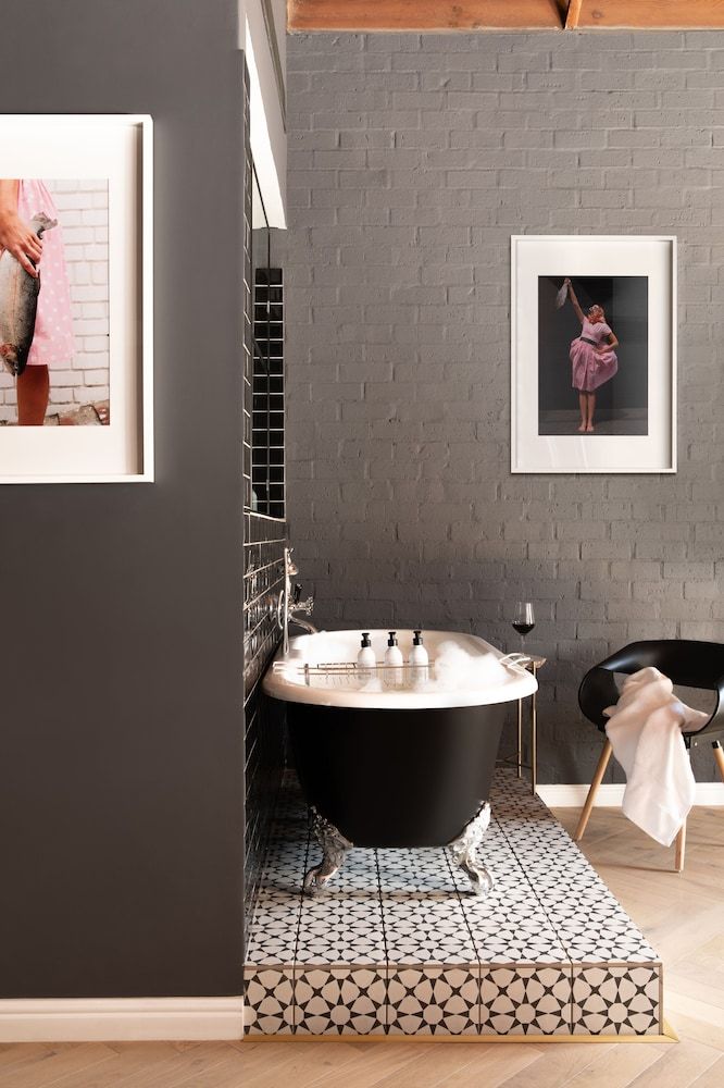 Deep Soaking Bathtub