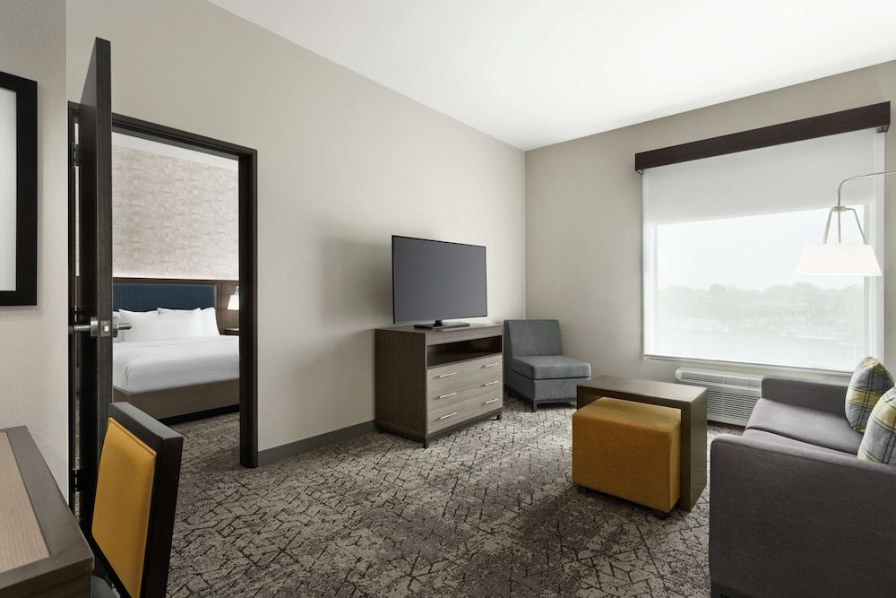Suite, 1 King Bed, Accessible, Bathtub