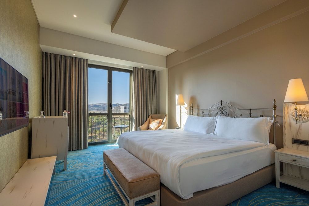 Suite, 1 King Bed, Smoking, Corner (Mountain View)
