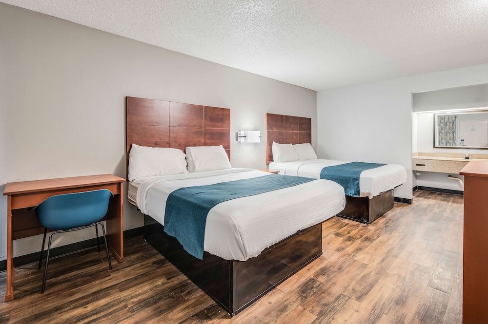 Motel 6 Tupelo, MS - Downtown Deluxe Room, 2 Queen Beds, Accessible, Non Smoking 6