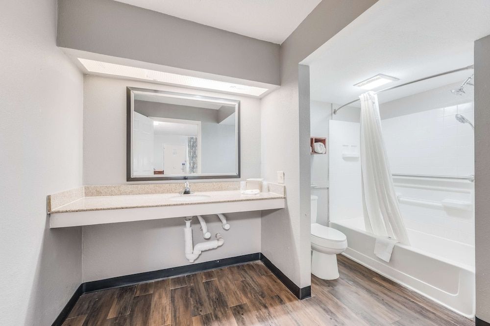 Motel 6 Tupelo, MS - Downtown Deluxe Room, 1 King Bed, Non Smoking, Refrigerator & Microwave 7