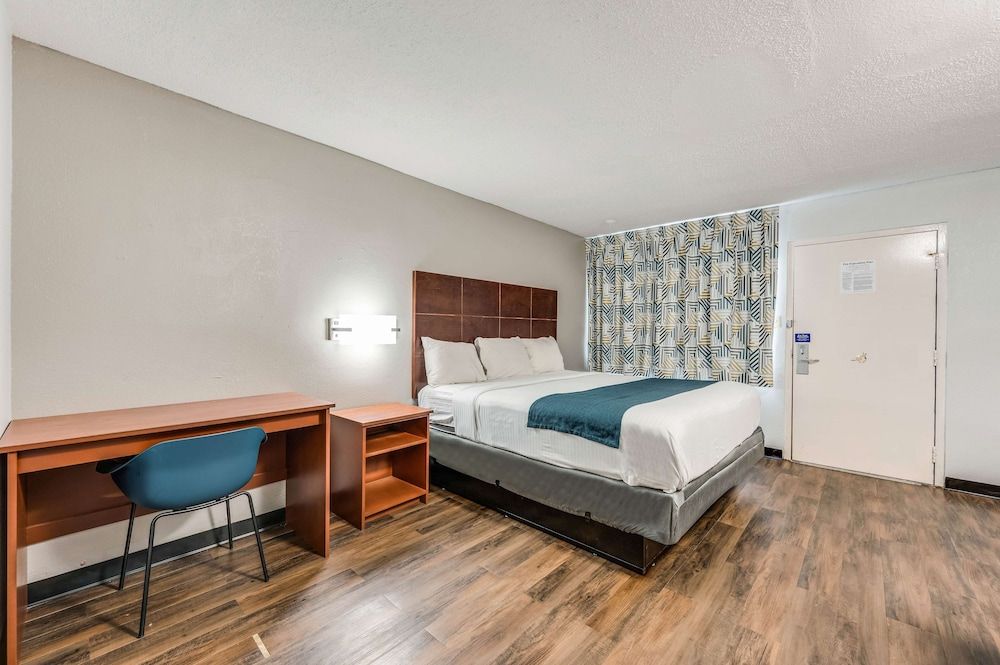 Motel 6 Tupelo, MS - Downtown Deluxe Room, 1 King Bed, Non Smoking, Refrigerator & Microwave 5