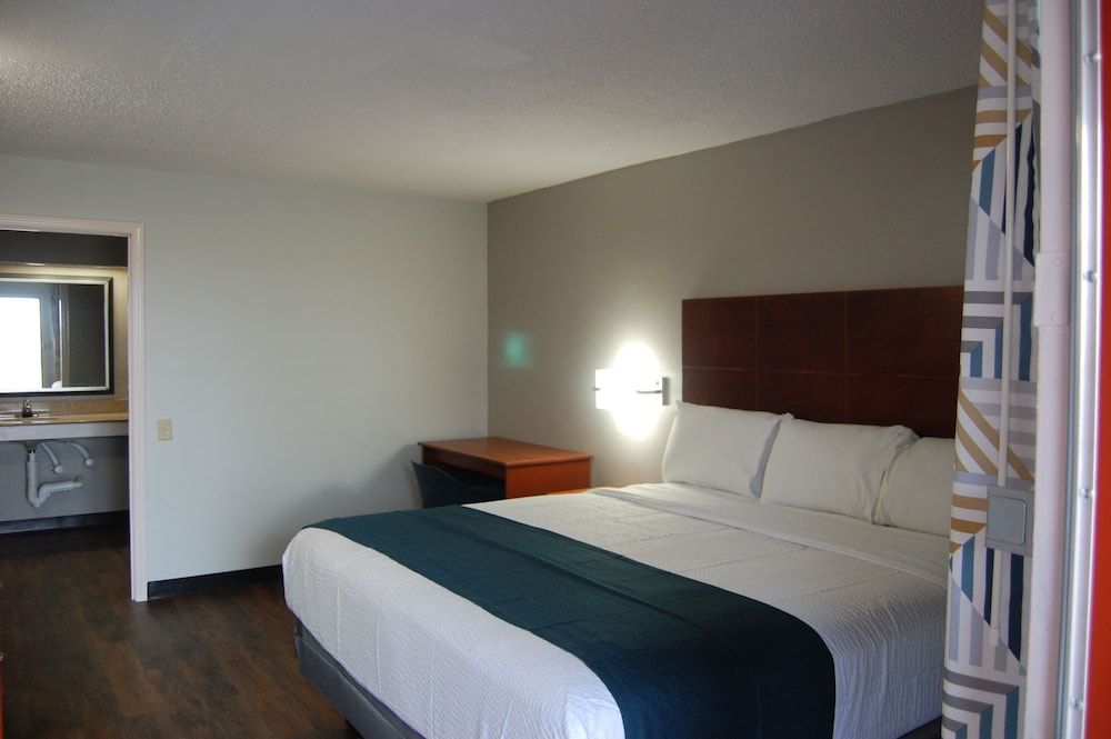 Motel 6 Tupelo, MS - Downtown Deluxe Room, 1 King Bed, Non Smoking, Refrigerator & Microwave 3