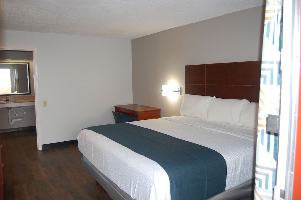 Motel 6 Tupelo, MS - Downtown Deluxe Room, 1 King Bed, Non Smoking, Refrigerator & Microwave 2