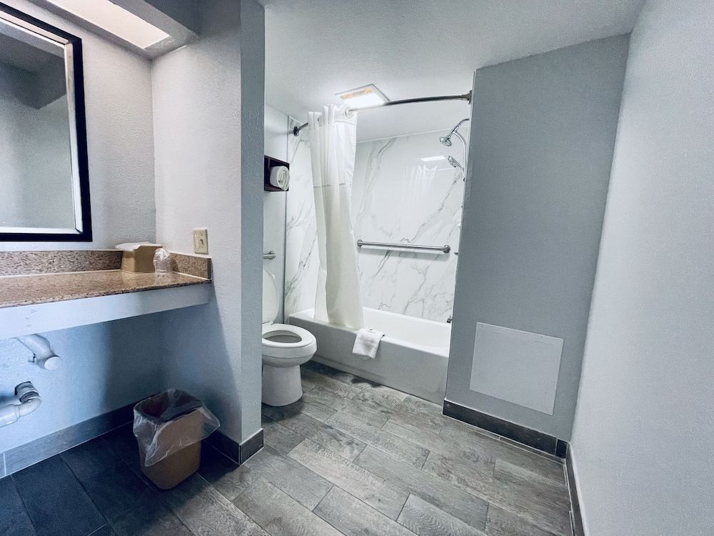 Motel 6 Tupelo, MS - Downtown Deluxe Room, 1 King Bed, Non Smoking, Refrigerator & Microwave 8