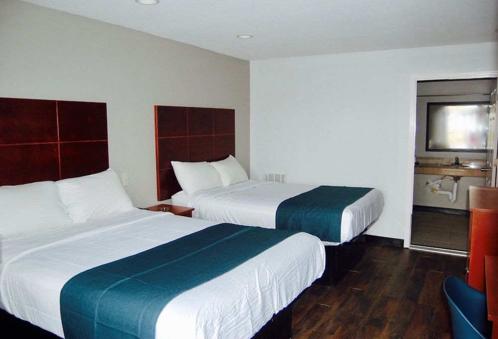 Motel 6 Tupelo, MS - Downtown Deluxe Room, 2 Queen Beds, Accessible, Non Smoking 3