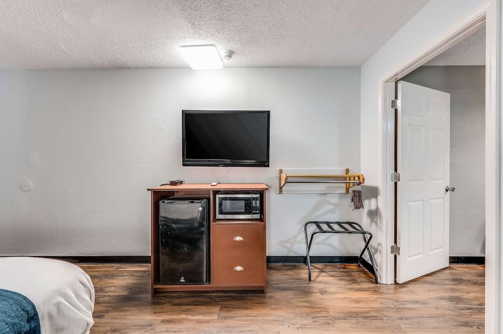 Motel 6 Tupelo, MS - Downtown Deluxe Room, 1 King Bed, Non Smoking, Refrigerator & Microwave 6