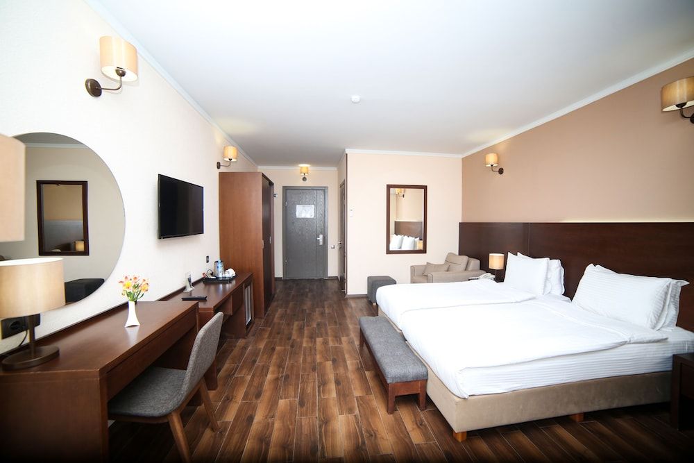 undefined Hotel Corner Inn 2