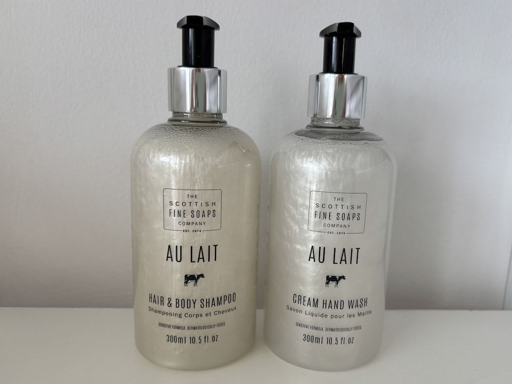 Broadview Hotel Premium Twin Room 7