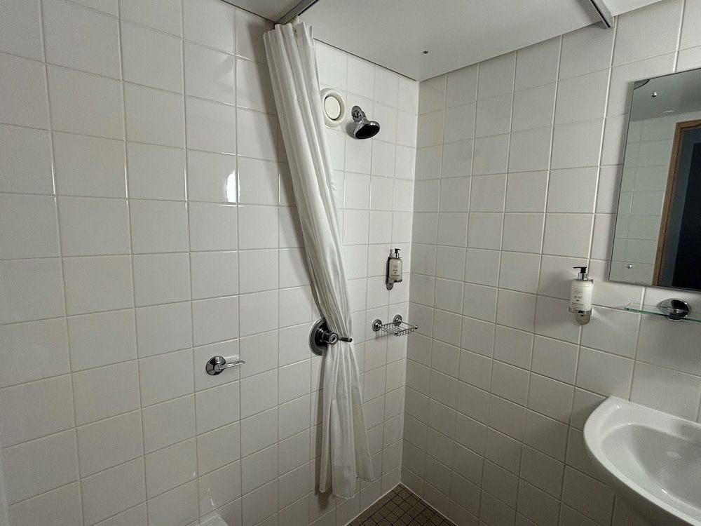 Broadview Hotel Premium Twin Room 8