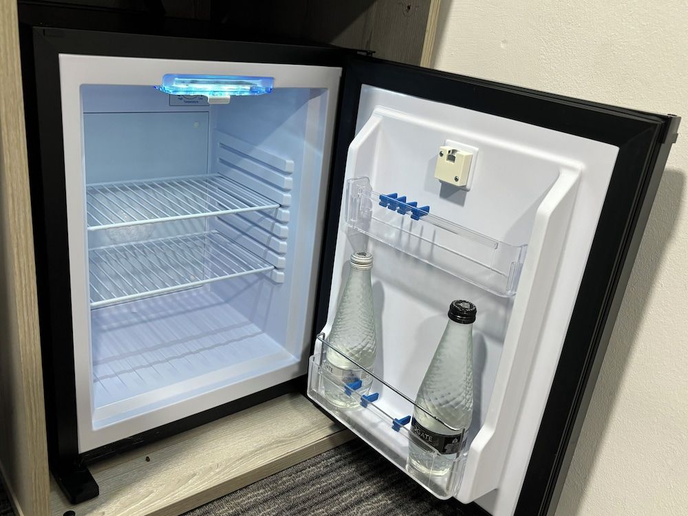 Broadview Hotel Premium Twin Room 9