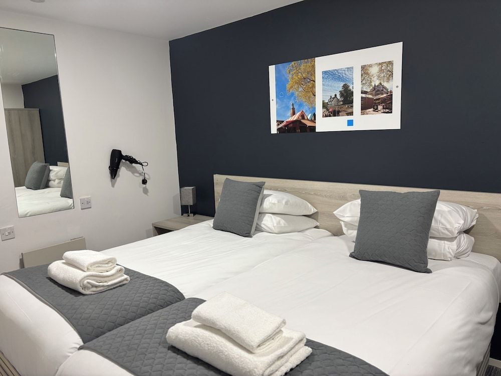 Broadview Hotel Premium Twin Room 6