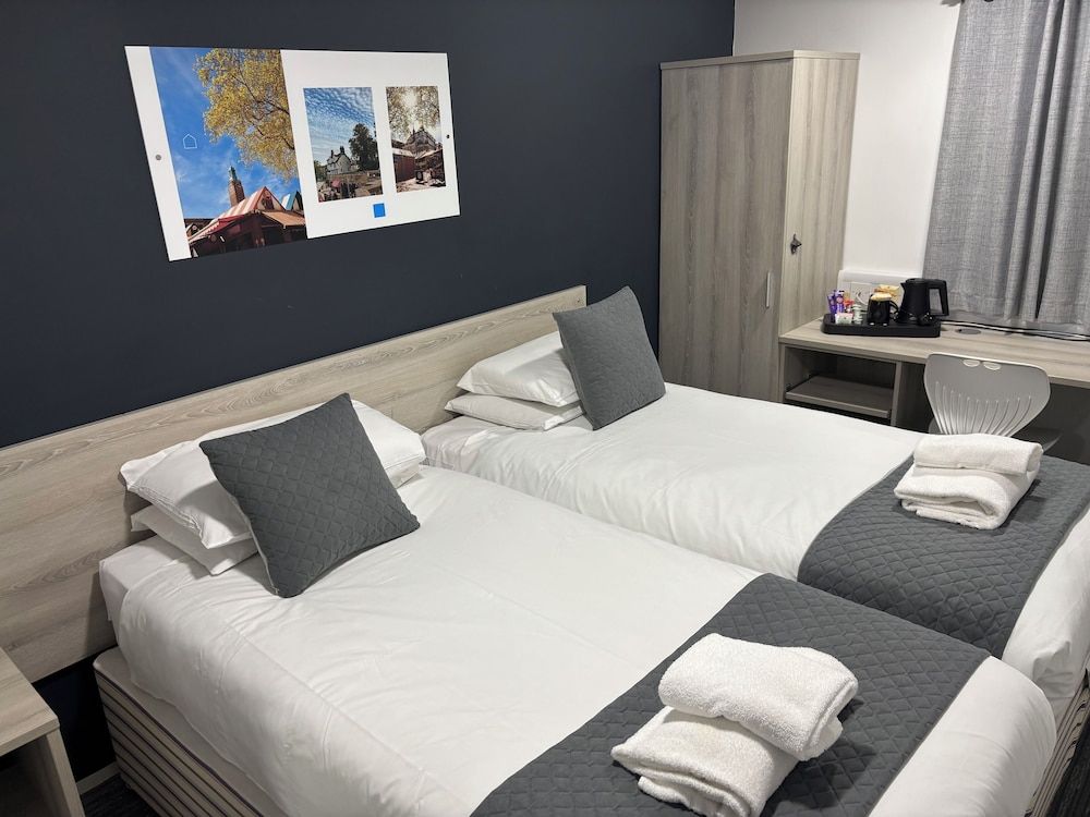 Broadview Hotel Premium Twin Room 2