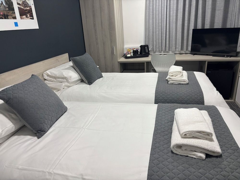 Broadview Hotel Premium Twin Room 3