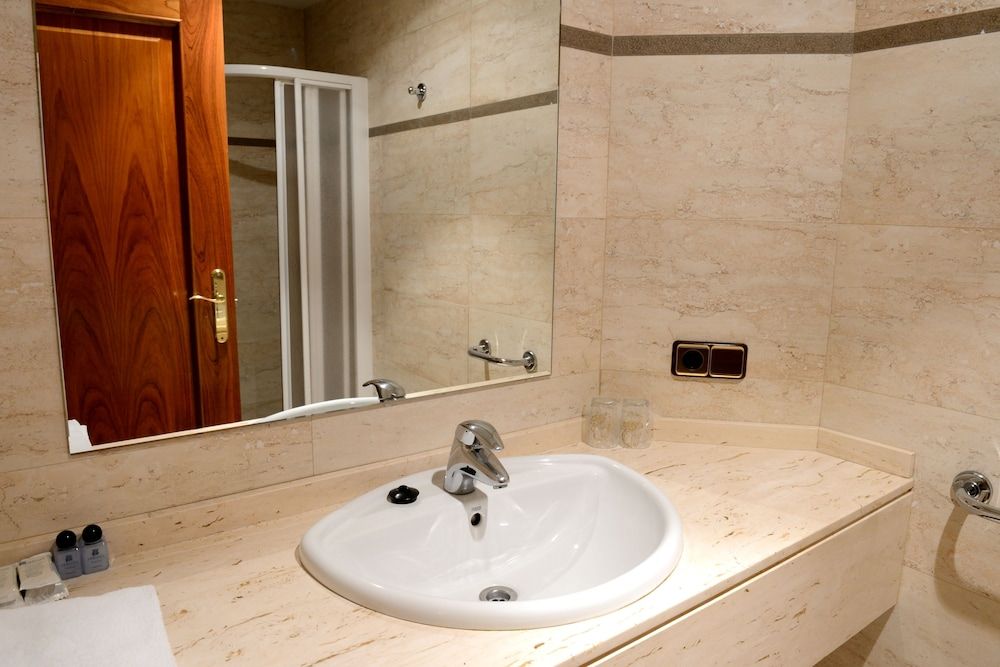 Hostal Arriazu Double or Twin Room 8