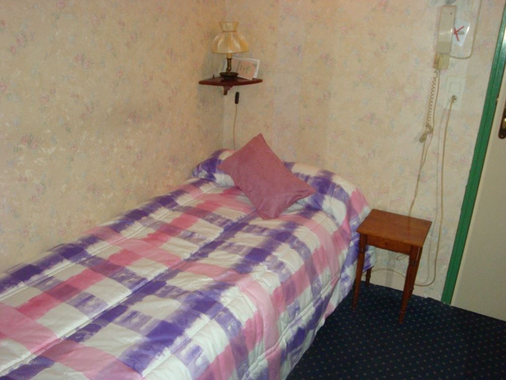 Single Room with Private Shower, Shared Toilet