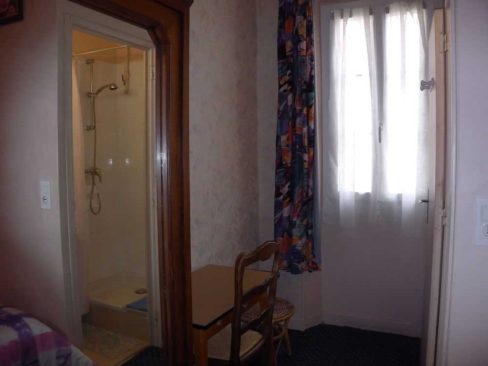 Single Room with Private Shower, Shared Toilet