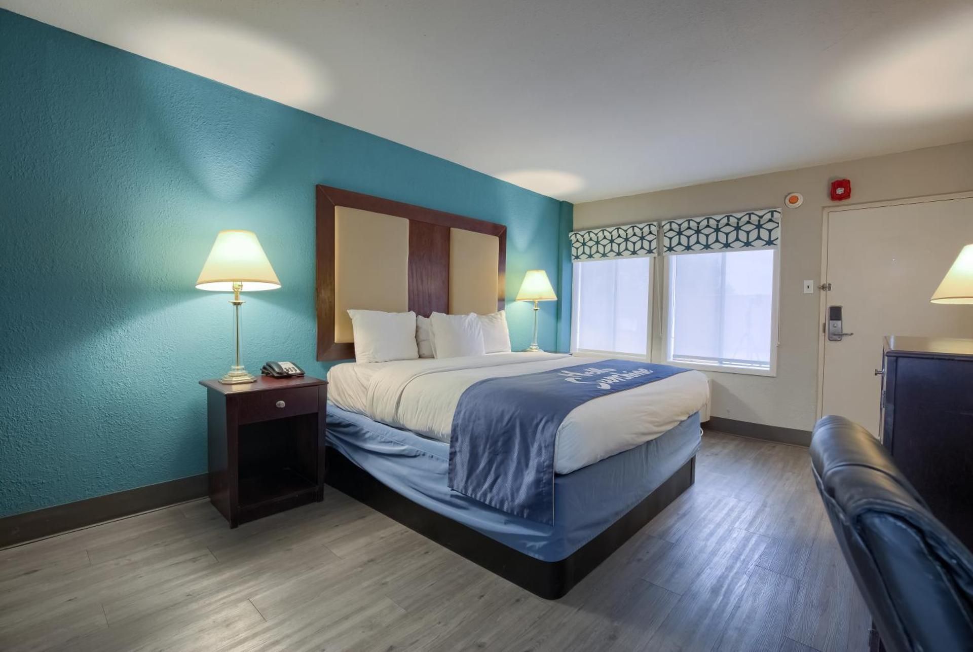 1 King Bed, Non-Smoking