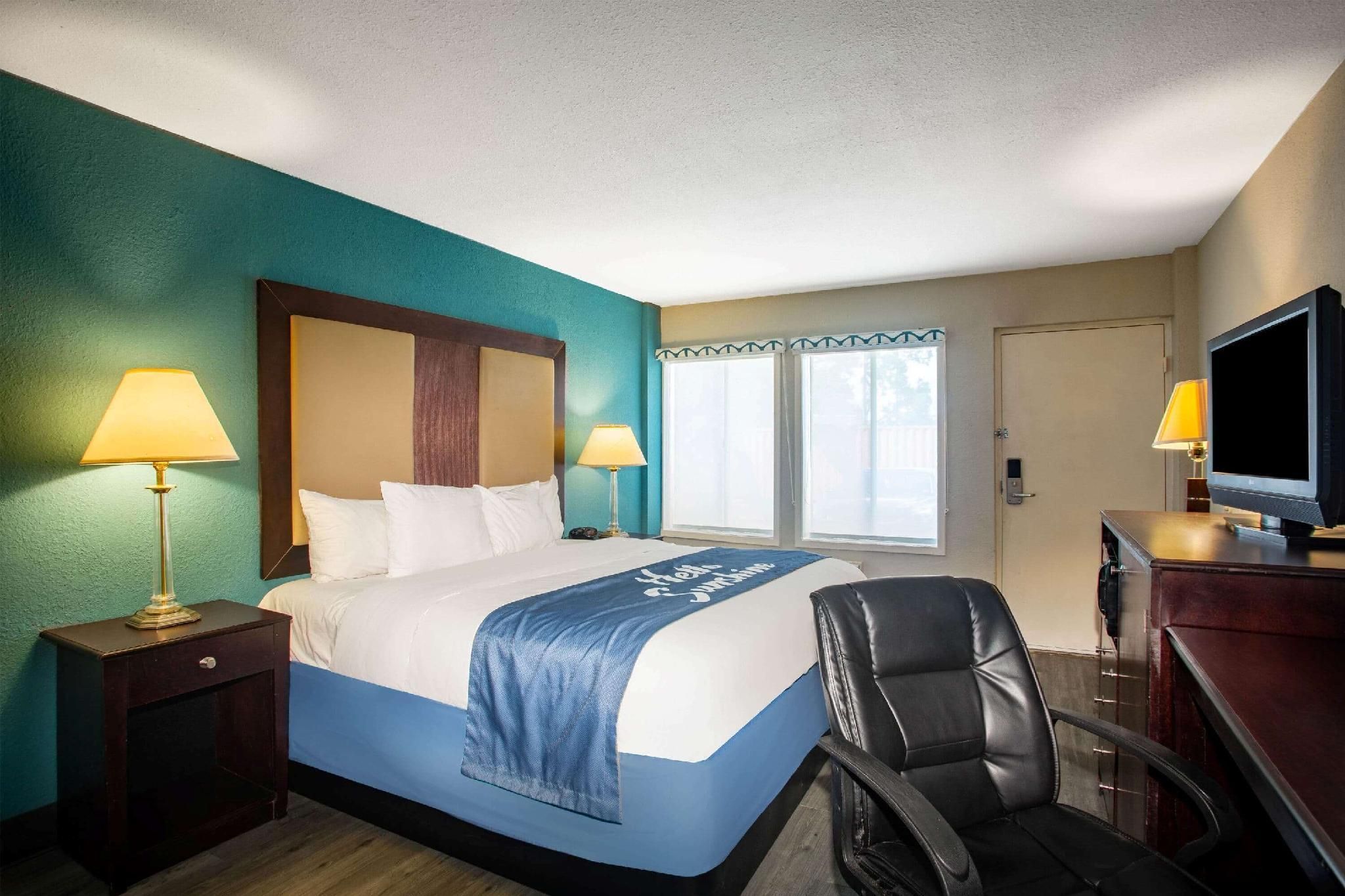 1 King Bed, Mobility Accessible Room, Non-Smoking