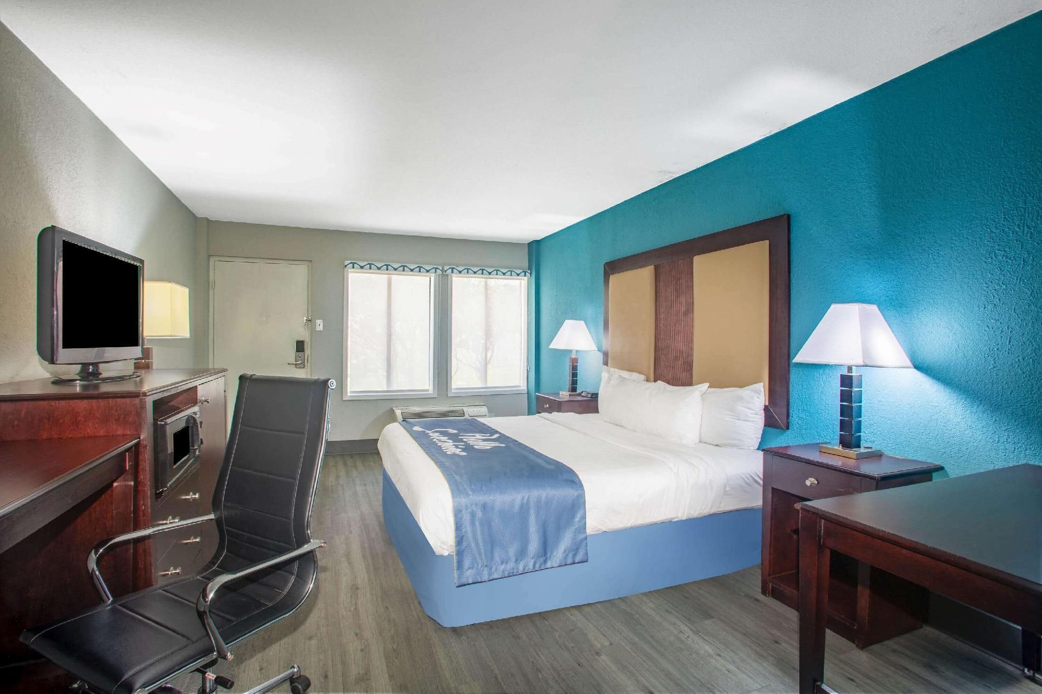 1 King Bed, Non-Smoking