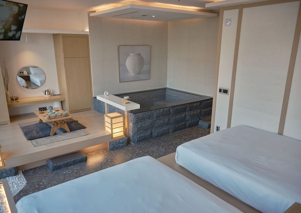 undefined UH Suite The Seoul 9