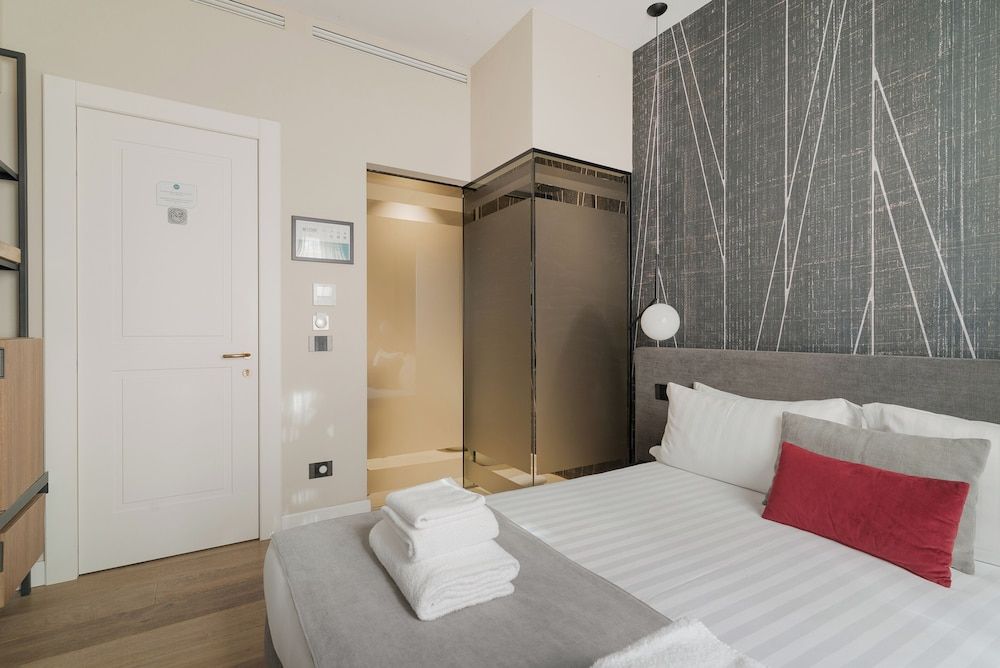 Della Spiga Suites by Brera Apartments Deluxe Double Room 2