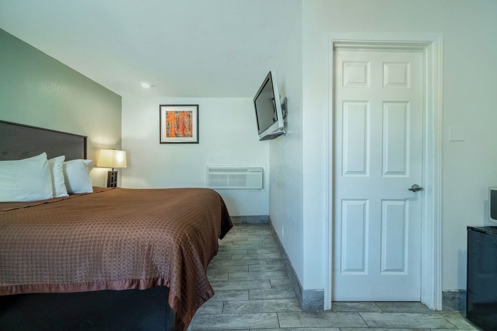 Pelican Inn by Belvilla Aransas Pass, TX Deluxe Room, 1 King Bed 5