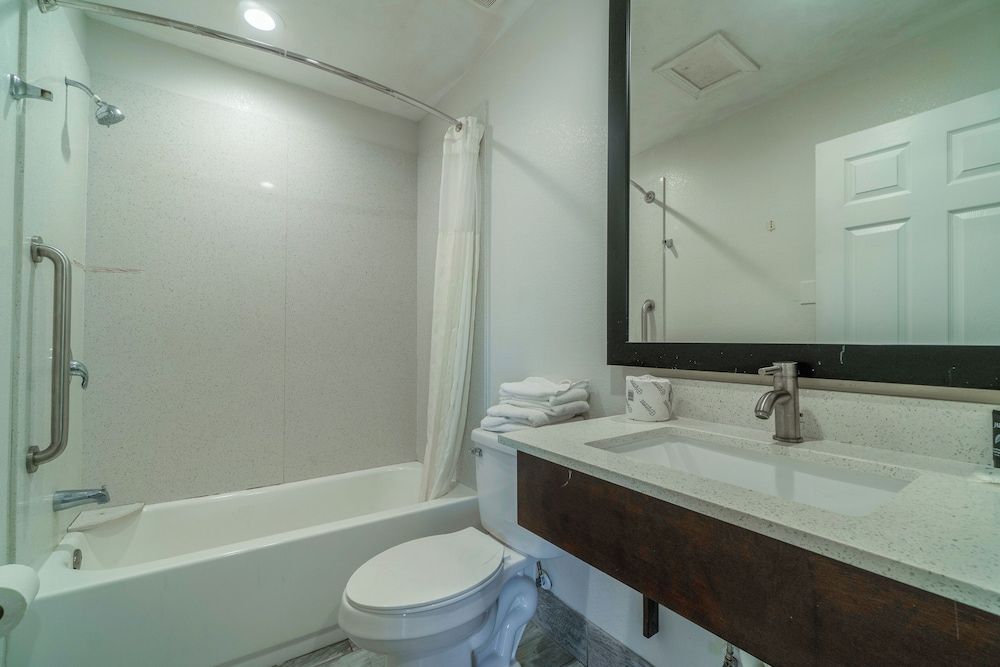 Pelican Inn by Belvilla Aransas Pass, TX Deluxe Room, 1 King Bed 8