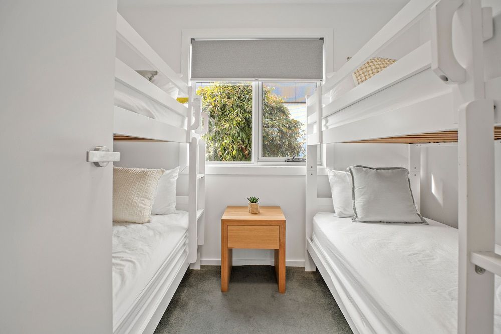 Tasman Holiday Parks - St Helens Bay Breeze Cabin Sleeps 6